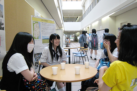 国際文化学科：在学生との雑談を楽しんでいる高校生