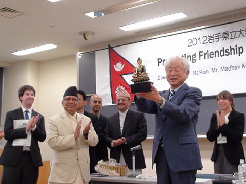 ネパール氏より送られた仏像を手にする中村学長