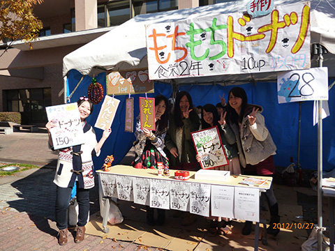 食物栄養学専攻2年生の模擬店。もちもちドーナツは大好評でした！