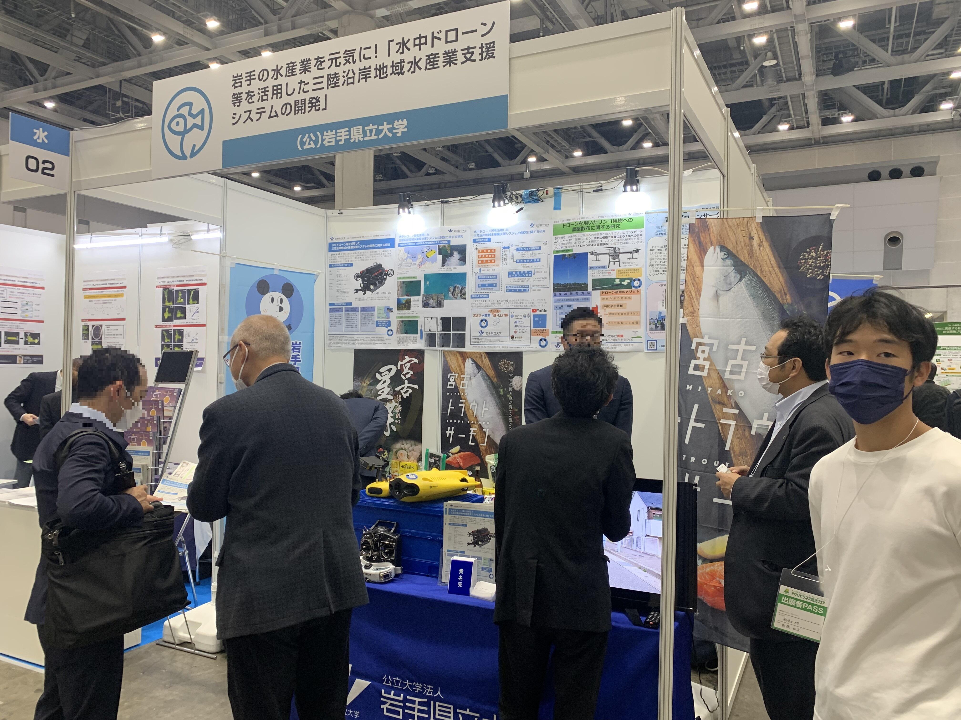 ブースの展示を眺める来場者の様子
