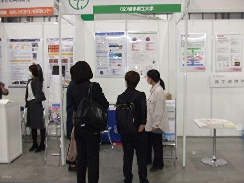 1Dayゾーン展示ブースを訪れる来場者の様子1