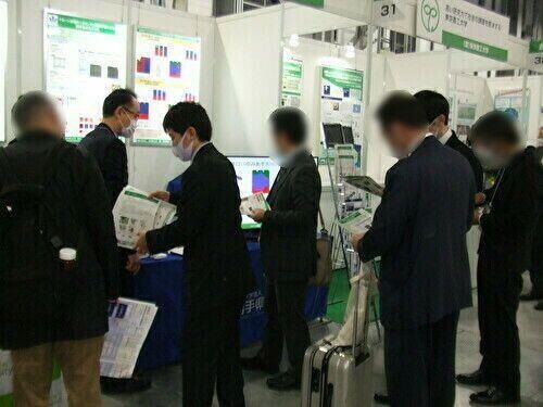農業ゾーン展示ブースを訪れる来場者の様子1