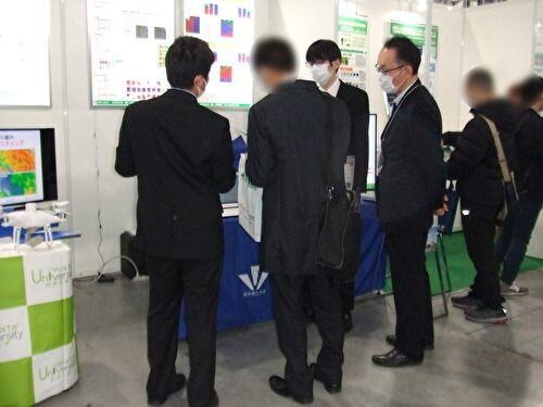 農業ゾーン展示ブースを訪れる来場者の様子2