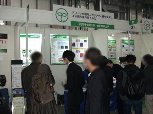 農業ゾーン展示ブースを訪れる来場者の様子3