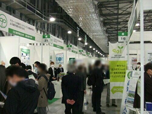 農業ゾーン展示ブースを訪れる来場者の様子4