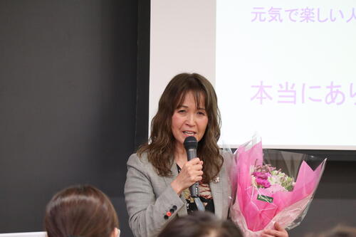 花束を贈呈される福島裕子教授