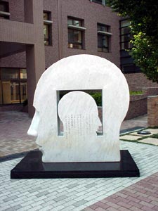IとUsについて 私と世界(ラリー・カークランド)左側写真