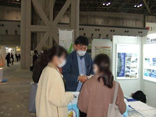 展示パネルの解説および来場者対応の様子1
