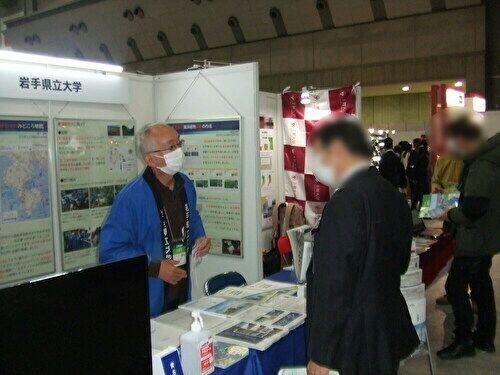 展示パネルの解説および来場者対応の様子2