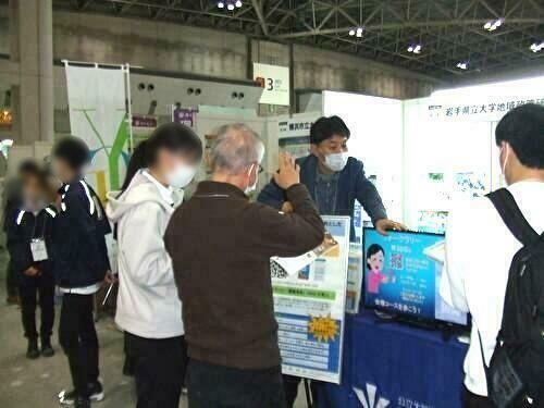 展示パネルの解説および来場者対応の様子1