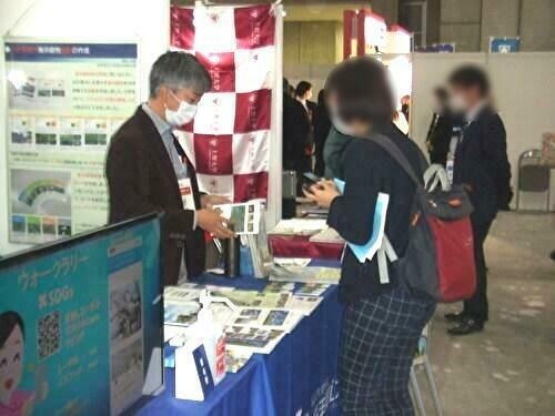 展示パネルの解説および来場者対応の様子2