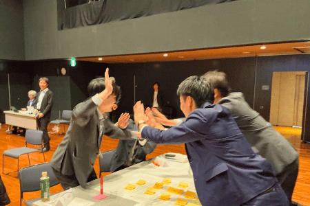 グループワークでハイタッチする参加者