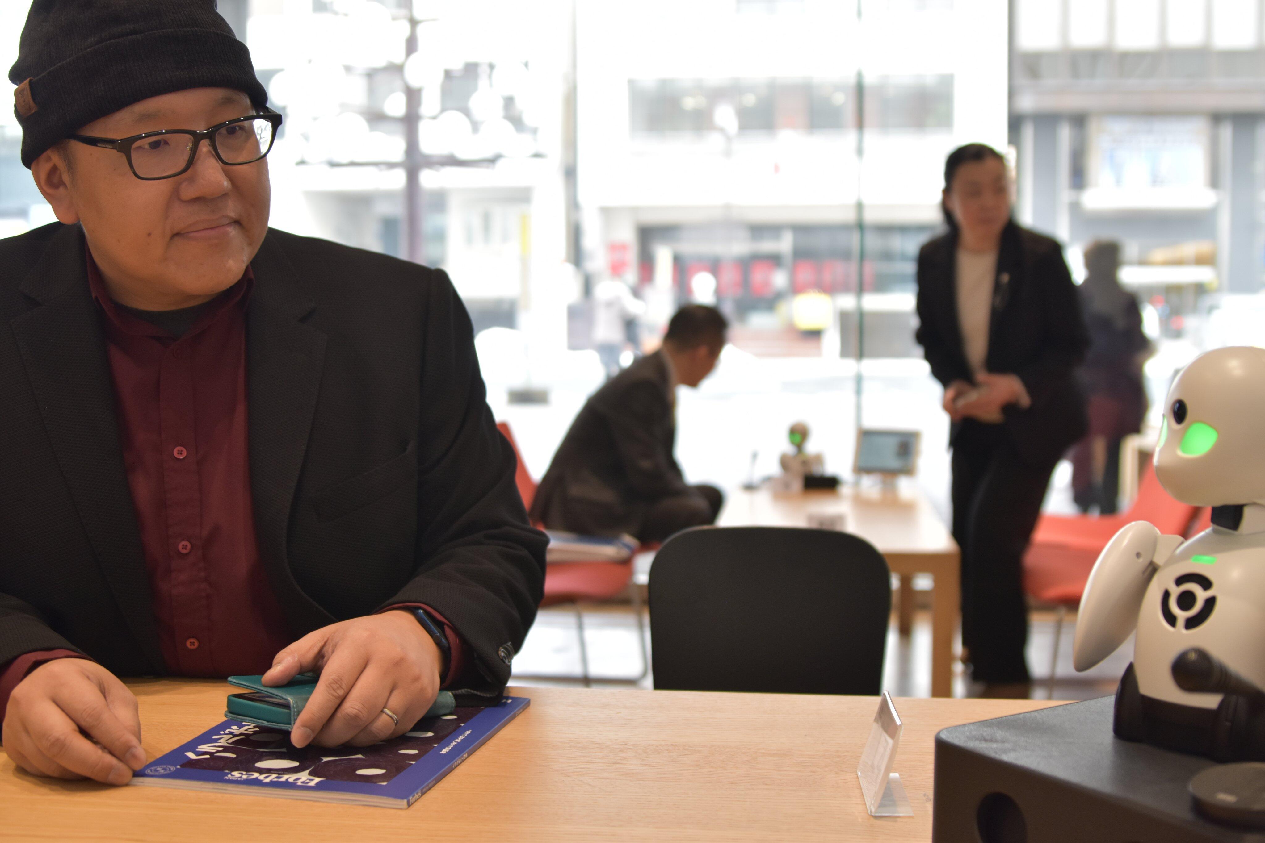 「OriHime」パイロットと会話する伊藤先生