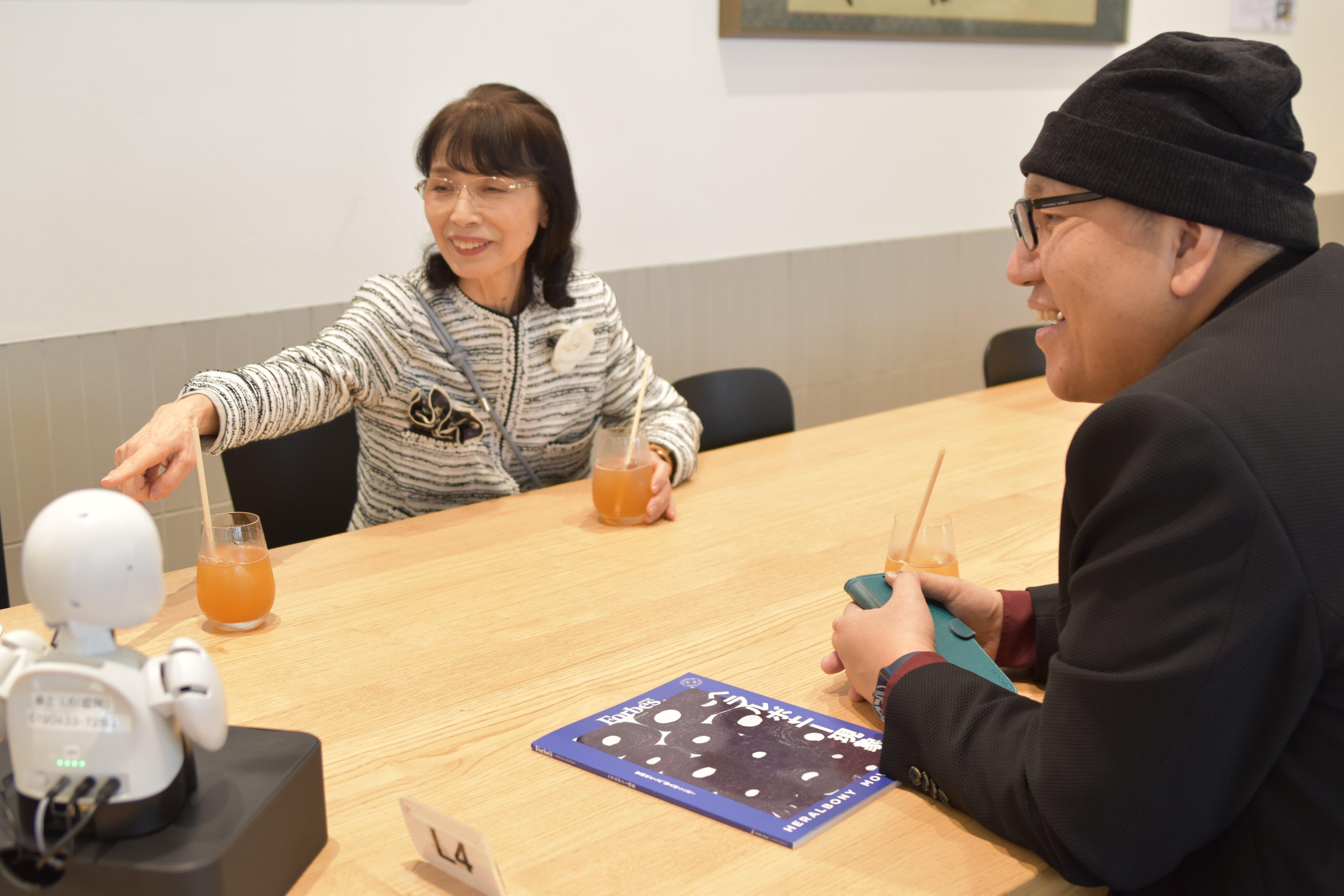 「OriHime」パイロットと会話する番田幸子さんと伊藤先生