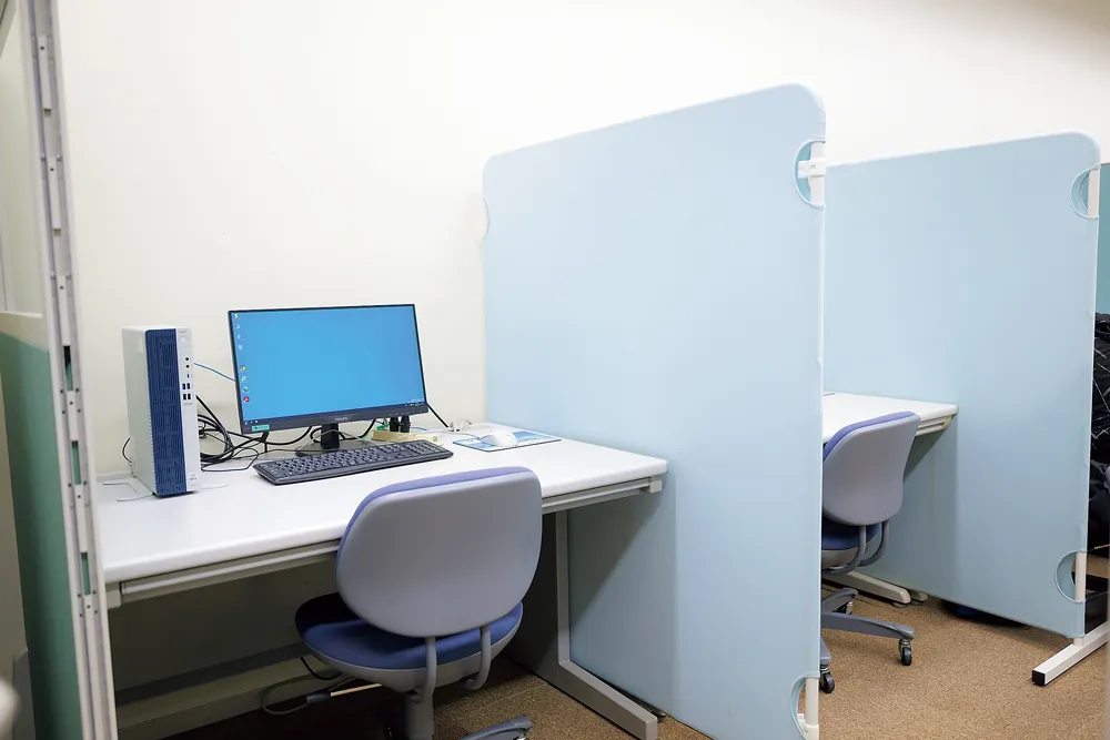 区切られた自習ブース