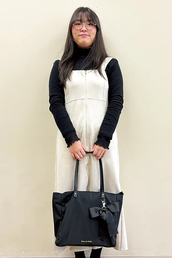 黒いバッグを持った学生