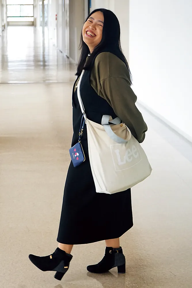 肩掛けバッグを持った学生