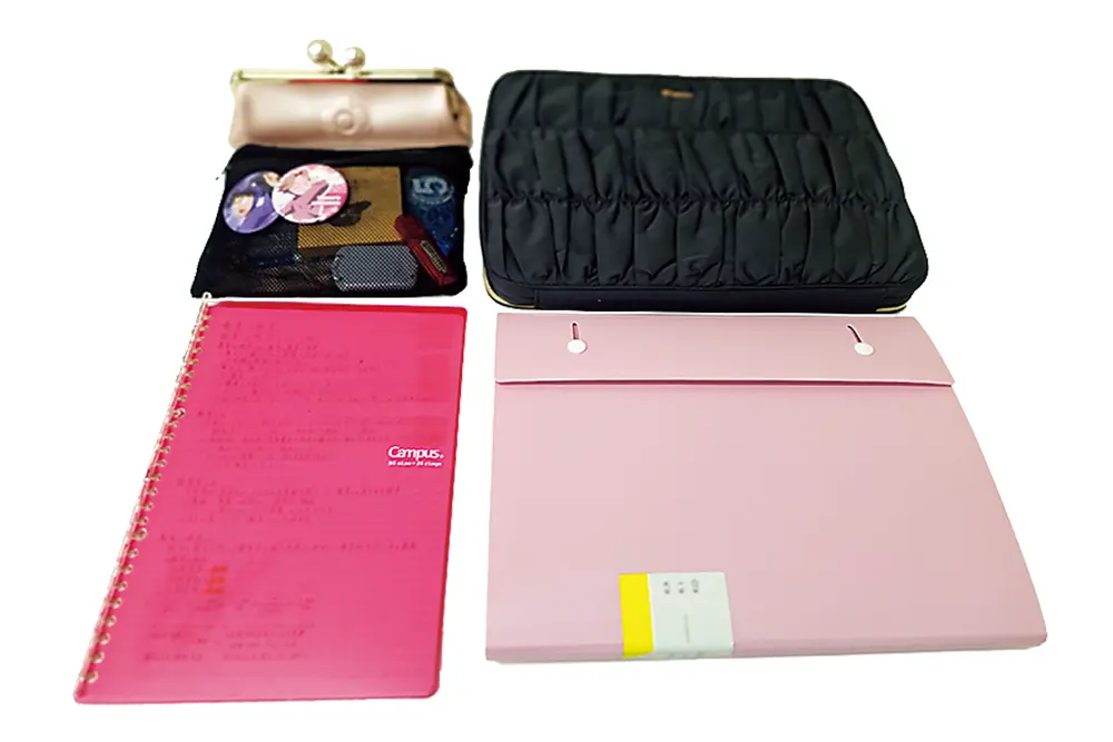 推しキャラクターの小物を取り入れているバッグの中身