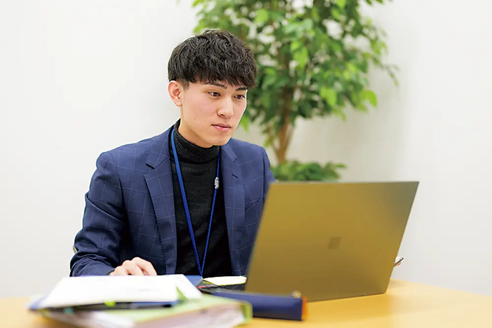 パソコンを操作している様子