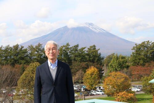 鈴木厚人学長が令和３年度文化功労者に選ばれました。