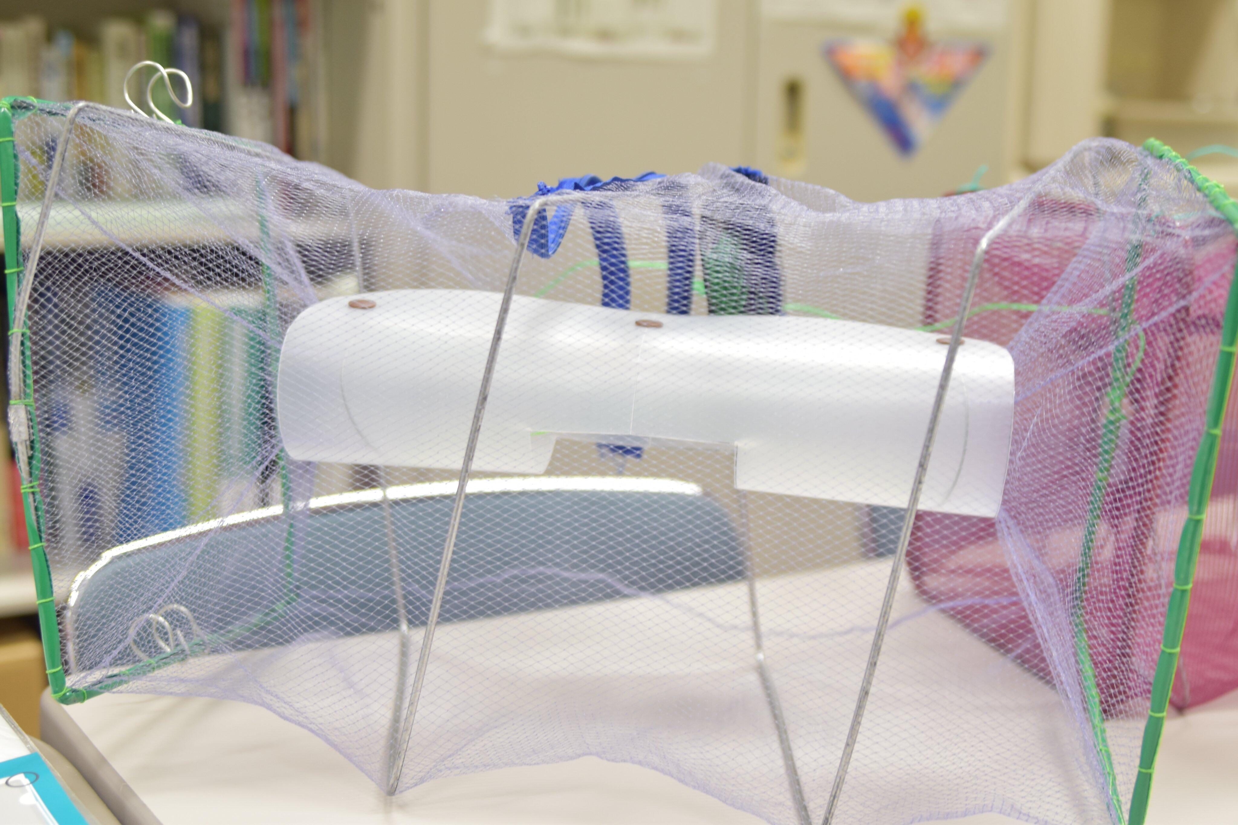 改良を重ねて完成した「ザリガニ捕獲トラップ用アタッチメント」。中央の穴からザリガニが落下します。