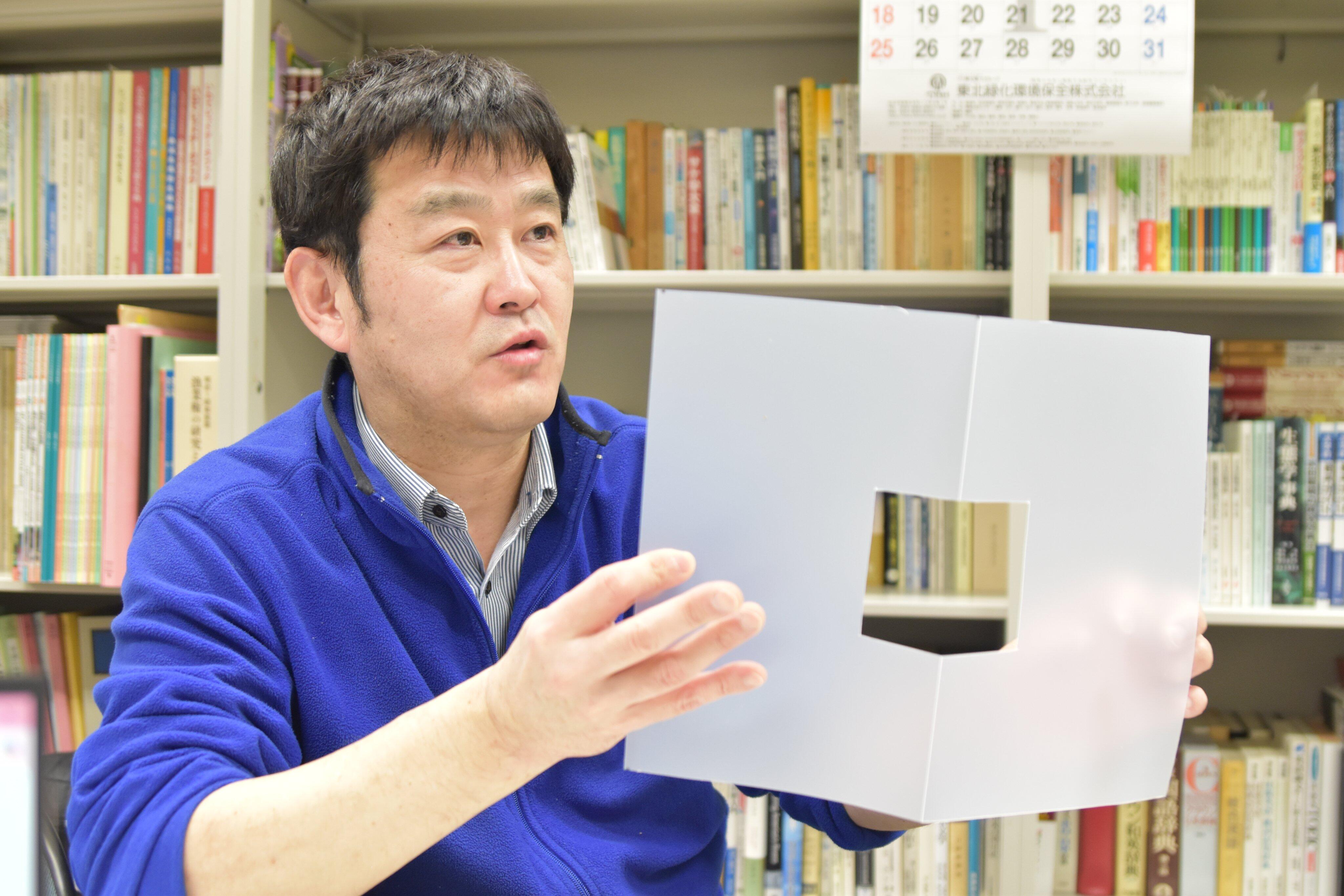 当初は塩化ビニール管をアタッチメントに使用しましたが、暗条件となることで巣穴と誤認して定着する個体が見られたため素材を変更。安価で入手しやすいクリアファイルを活用しています。