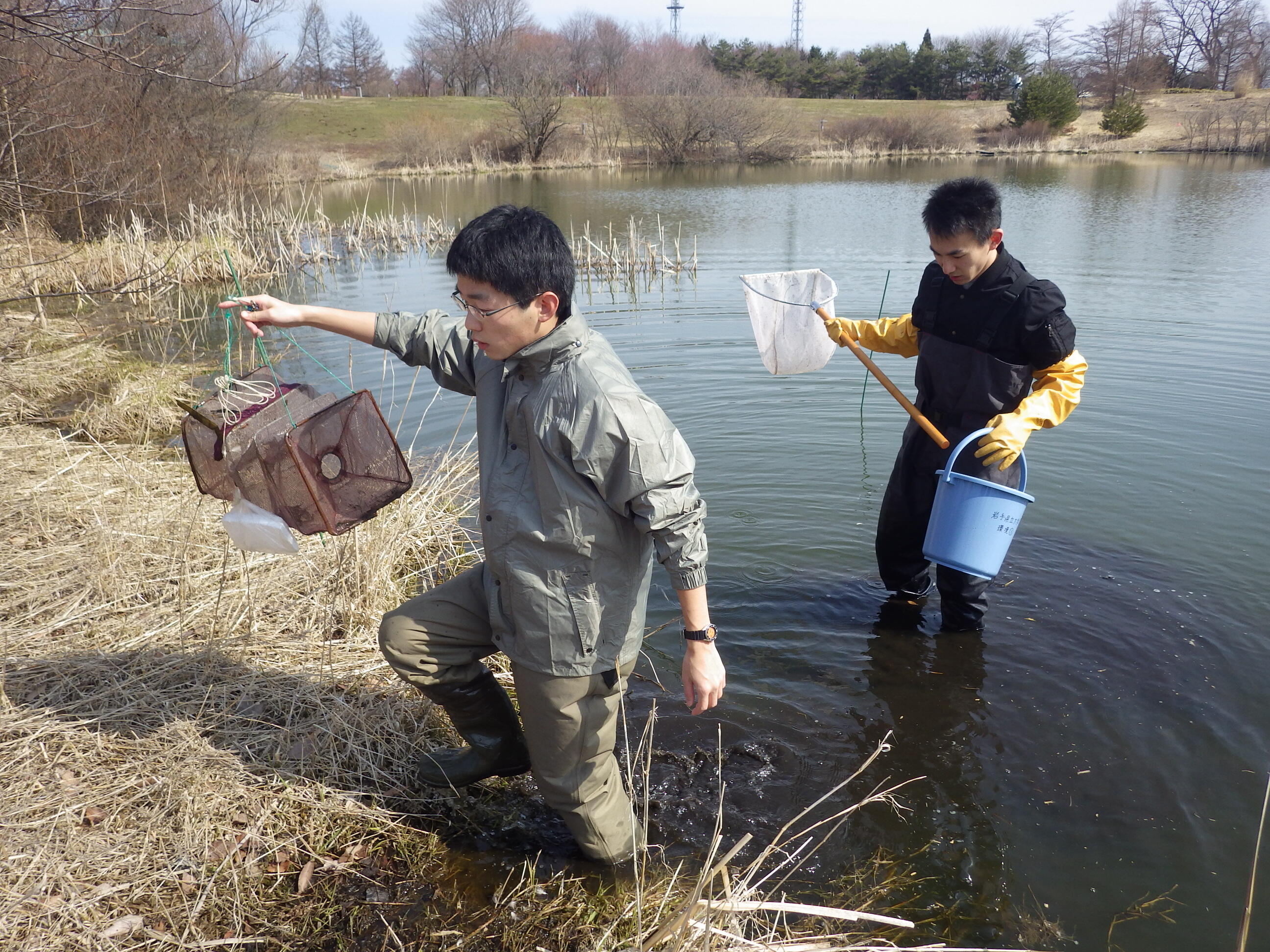 屋外実験は大学内の調整池で実施し、当初は一晩設置でしたが、現在は3日程度連続設置可能であることが分かりました。室内実験は子ども用のプールとCCDカメラを用いて行いました。